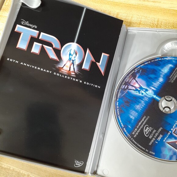 Disney's TRON 1982 DVD 20th Anniversary Collector's Edition Holographic Cover - Picture 4 of 7